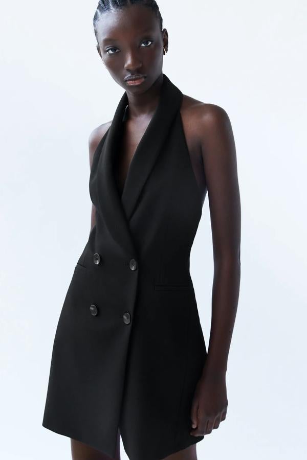 Este chaleco en color negro con escote de pico con solapa cuenta con detalle de abertura en la espalda y bolsillos delanteros. Tiene un precio de 39,95 euros.