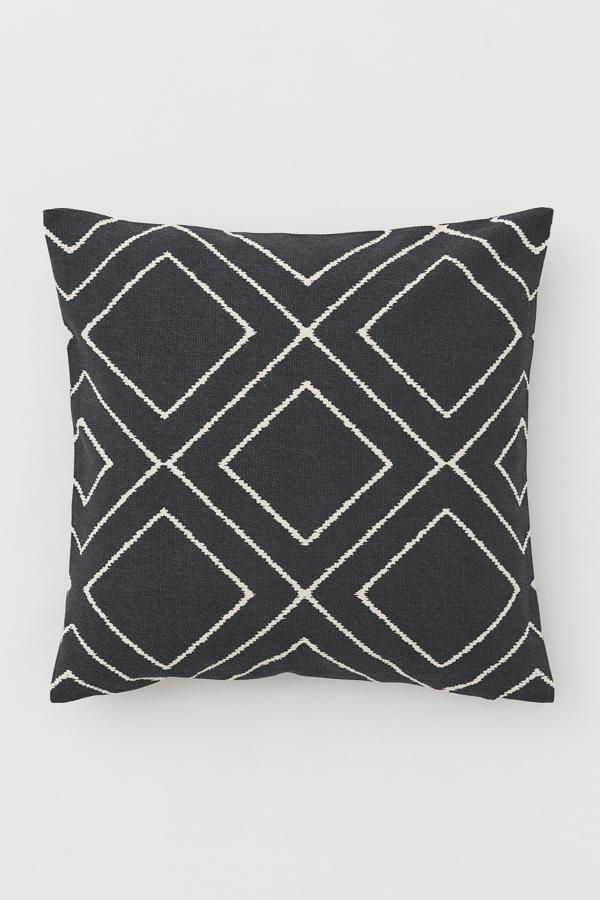 En color gris oscuro, y con opción de otros colores, esta funda de cojín de H&M Home y medidas de 50x50 centímetros tiene un precio de 4,99 euros.