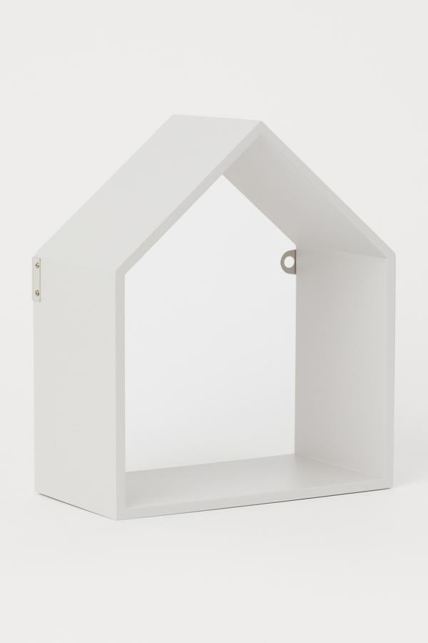 Con forma de casita y en color gris (también está disponible en madera natural) este estante es de H&M Home y tiene un precio de 9,99 euros.