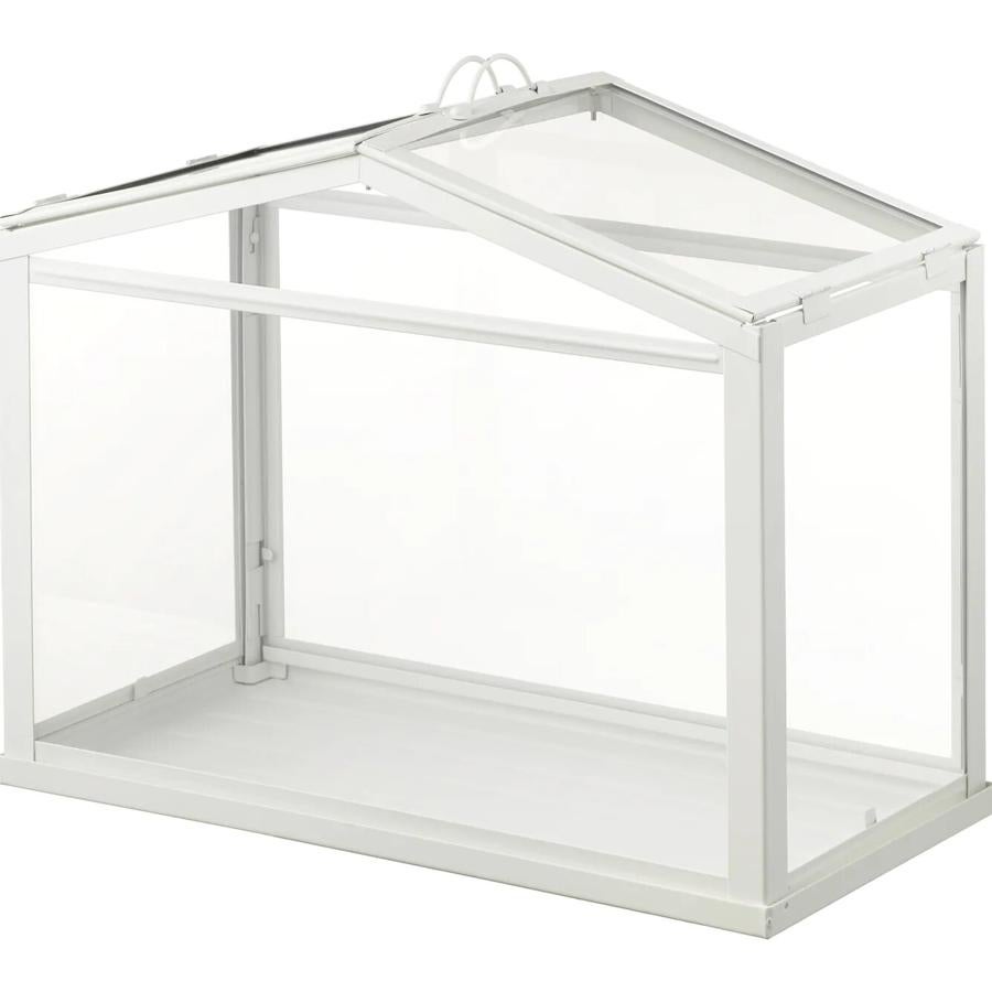 Es invernadero con estructura en blanco es uno de los más vendidos de Ikea. Tiene un precio de 15 euros.