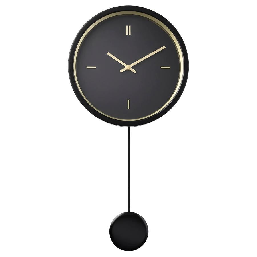 Este reloj de pared en color negro de unos 26 centímetros es de Ikea y tiene un precio de 19 euros.
