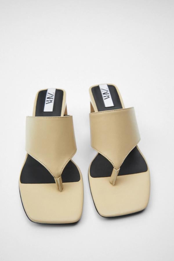 En color beige, esa sandalia de piel con tacón de 5,6 centímetros cuenta con tira ancha en el empeine con posición para el dedo y tiene un precio de 35,95 euros.