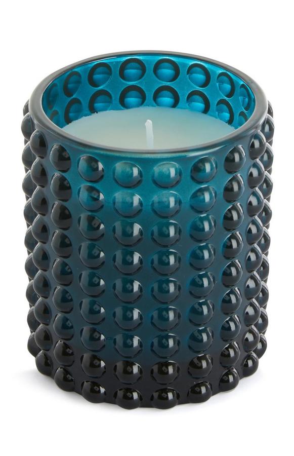 Con vaso de cristal con textura de burbujas en color azul, esta vela es de Primark y tiene un precio de 5 euros.