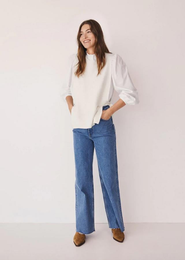 Diseño recto de largo medio para este chaleco con aberturas laterales y cierre de lazos ajustables de Mango. Confeccionado en punto fino con terminaciones de canalé cuesta 25,99 euros y podemos encontrarlo entre las tallas XS y XL.