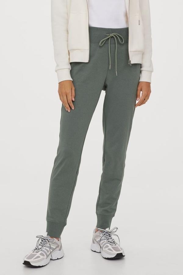 Estos joggers de H&M confeccionados en mezcla de algodón vienen con elástico revestido, perneras pitillo y bajos con remate elástico en punto. Podemos encontrarlos en siete colores diferentes, a un precio de 9,99 euros, y están disponibles entre las tallas XS y XXL.