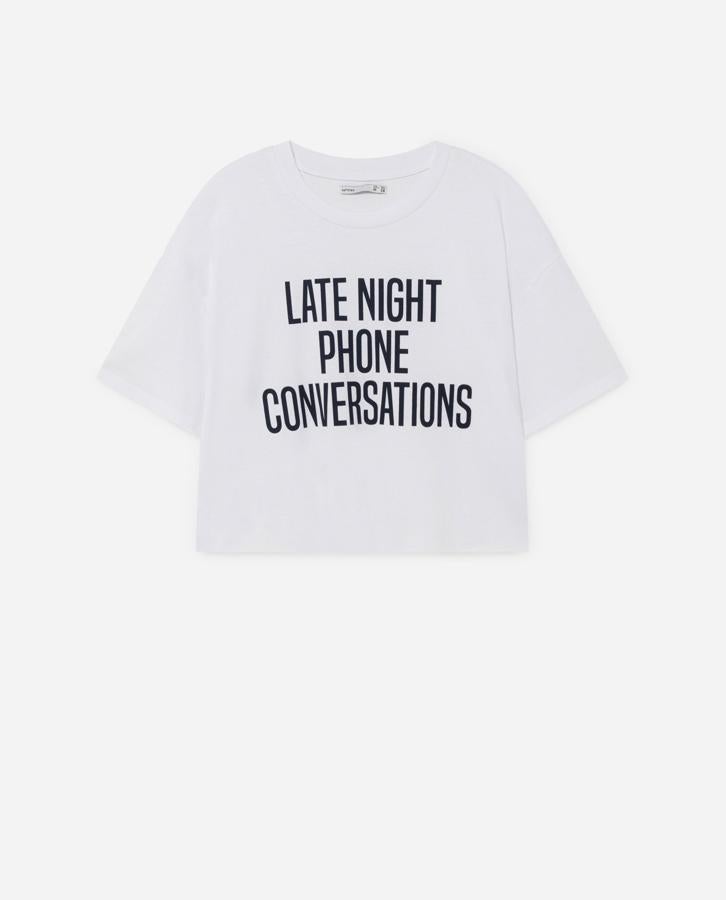 Disponible en dieciséis modelos diferentes, otra de las apuestas deportivas de Lefties es esta camiseta crop estampada de manga corta con hombro caído. Tiene un precio de 3,99 euros y podemos encontrarla entre las tallas XS y L.