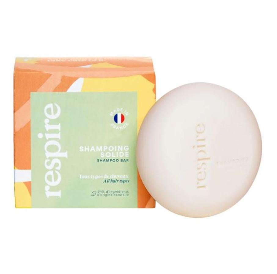 Champú sólido con leche de almendras de Respire (8,99 euros)  es un 94% natural, está hecho en Francia y es ecológico. Es apto para todo tipo de cabello y está enriquecido con 3 aceites vegetales: orgánico de almendras dulces, de camelina orgánico y de avena.