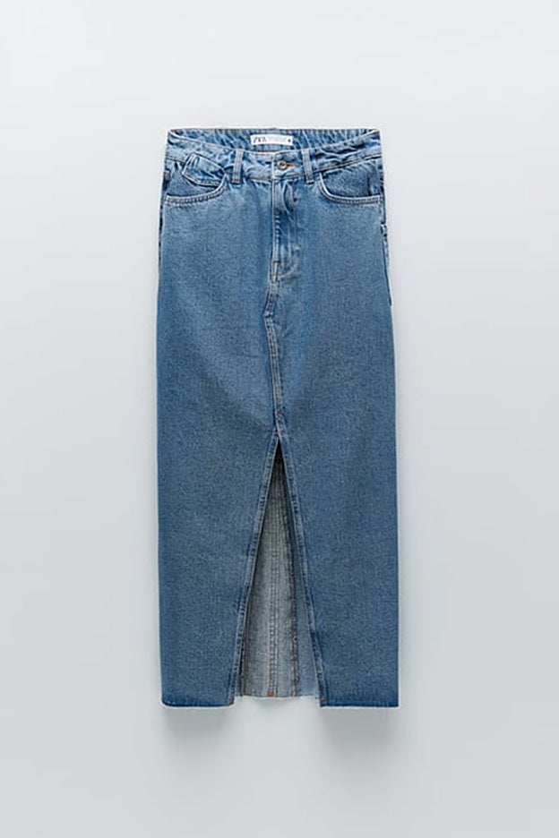 La falda midi vaquera azul ya está arrasando en la nueva colección de Zara.