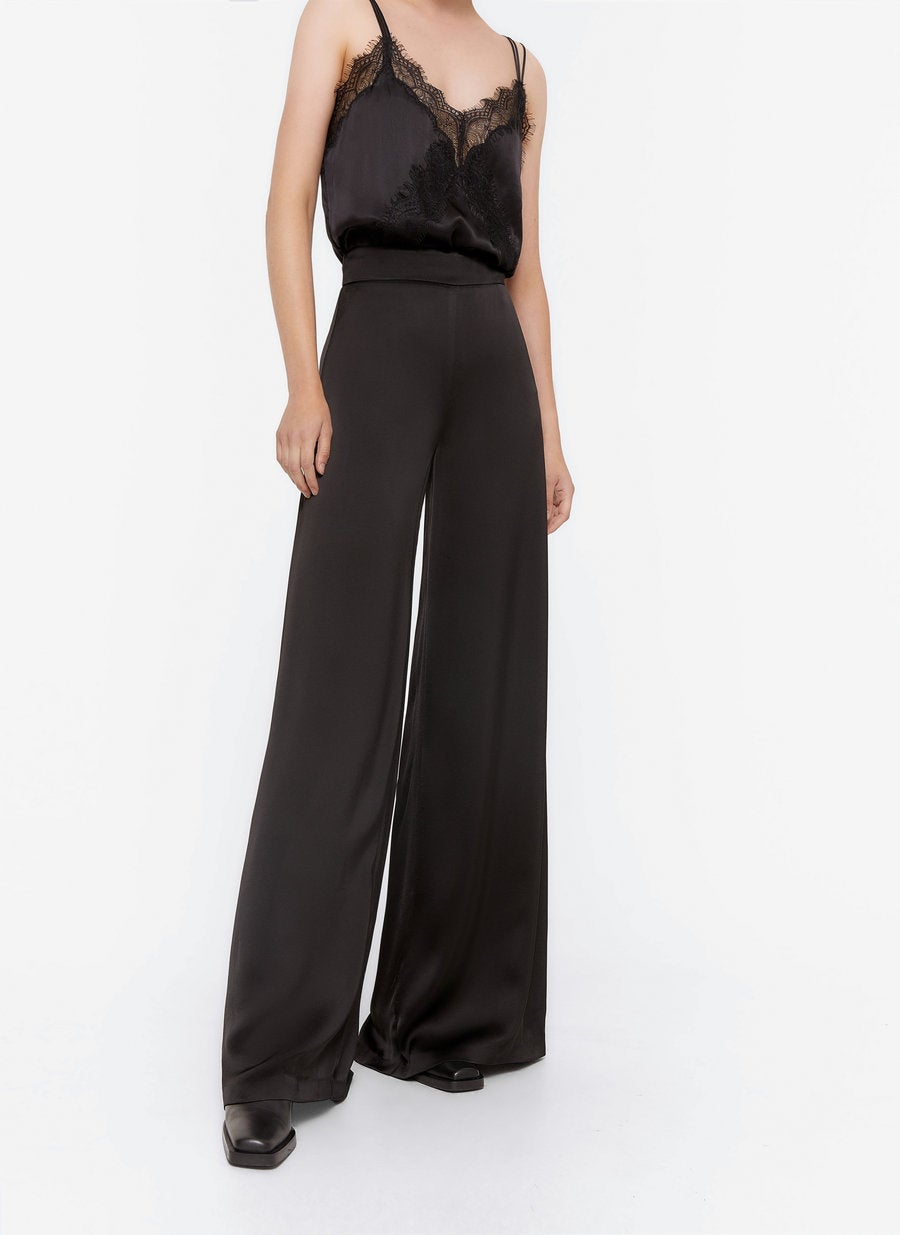 Incluye la máxima elegancia con los pantalones más versátiles de la colección de Uterqüe: anchos, satinados y favorecedores. (89 euros).