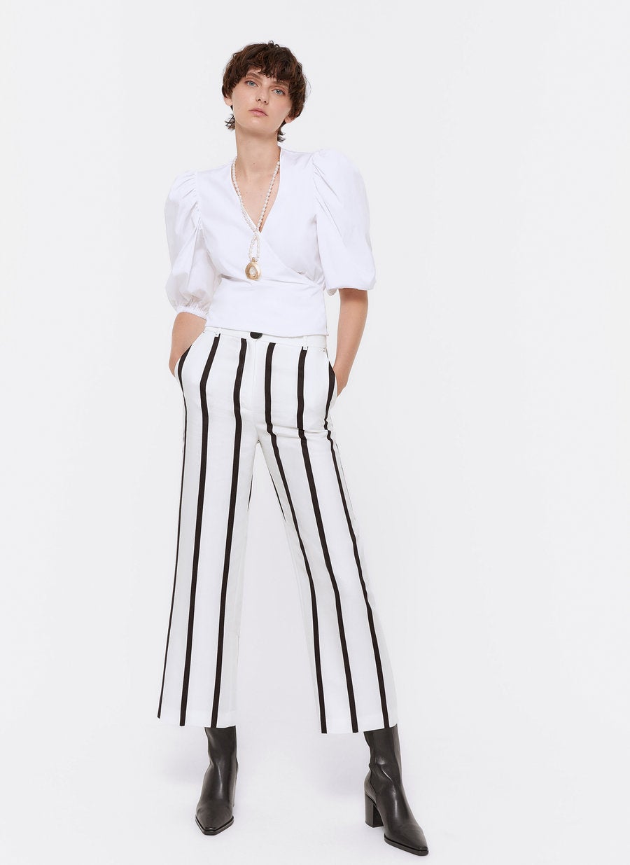 Eleva tu estilo a otro nivel con estos pantalones de rayas bicolor de Uterqüe. (99 euros).