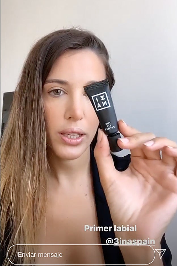 El primer producto que aplica Teresa Bass en los labios es un primer.