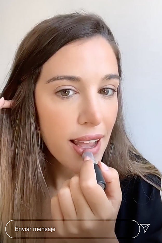 El segundo labial tiene el toque de jugosidad y brillo perfecto para Teresa Bass.