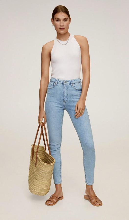Para marcar cintura, nada mejor que los vaqueros de silueta 'high waist' como estos de Mango, rebajados a 9.99 euros.