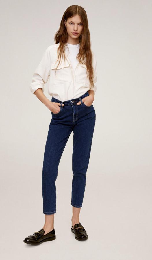 Hay clásicos que nunca mueren, y estos vaqueros rectos en azul oscuro de Mango son un básico imprescindible en cualquier fondo de armario. Por 9.99 euros, serán tus mejores aliados para los looks de oficina más relajados.