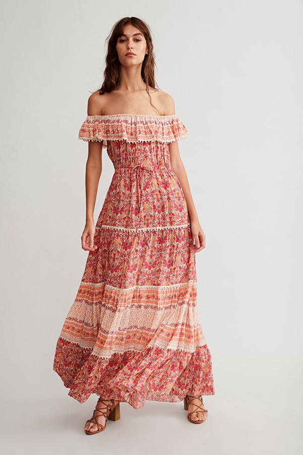 De estilo boho, con estampado floral y volante en el pecho, de NKN (50 euros).