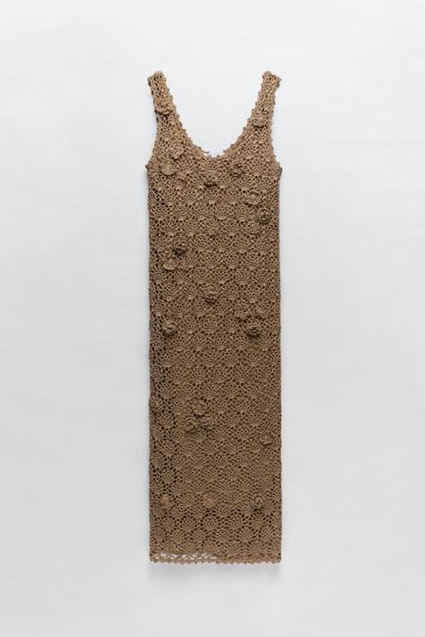 Cuando Ana Soria lució en la plaza de Plasencia este vestido midi de crochet de Zara (39.95 euros) aún estaba disponible en la nueva colección de la firma de Inditex. Pero ahora, solo unos días después, ya está agotado en todas las tallas. Y lo peor de todo, sin opción de lista de espera. ¿Efecto influencer?