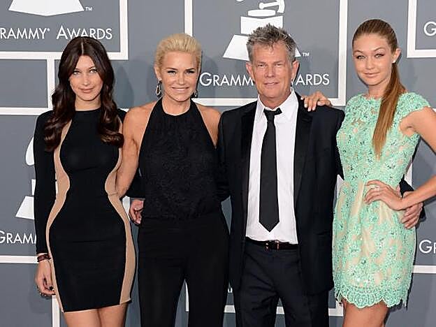 Yolanda Hadid (ahora Foster) con su marido, el productor David Foster, y sus dos hijas, Bella (izquierda) y Gigi (derecha) en los Grammy de 2013.