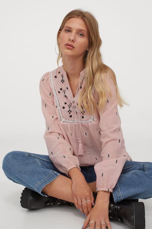 Disponible únicamente en la web de la firma, esta blusa vaporosa de algodón en color rosa claro con estampado en negro viene con abertura con tiras finas en la parte superior y mangas raglán amplias. Cuesta 34,99 euros y está disponible entre las tallas 32 y 46.