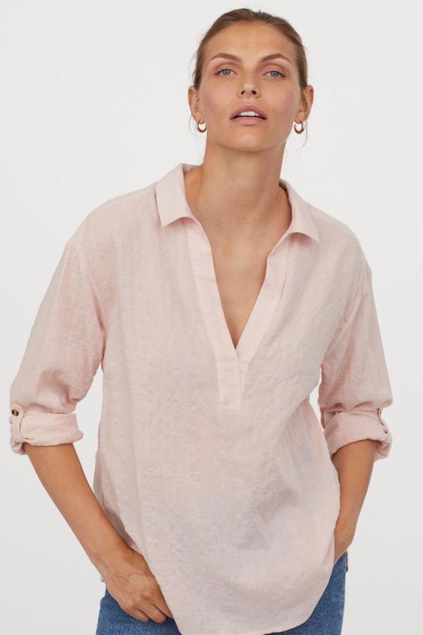 Tus looks más relajados se elevarán instantáneamente con esta blusa vaporosa con cuello, escote de pico pronunciado y canesú con pliegue en la espalda. Con un diseño de hombros caídos y mangas largas con trabilla y botón, tiene un precio de 19,99 euros. Está disponible entre las tallas XS y XL, y podemos encontrarlo en rosa claro, azul claro y blanco.