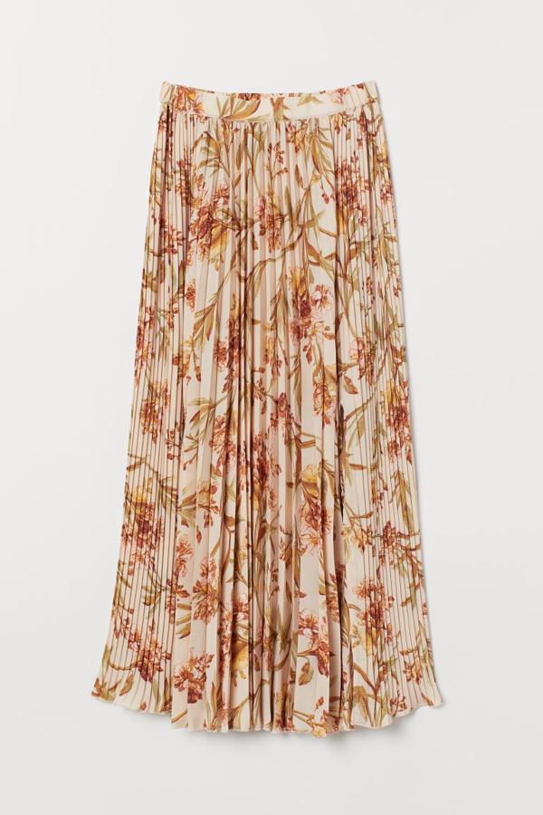 En rosa empolvado con estampado floral, esta falda plisada en gasa estampada con cintura elástica y aberturas delante es de H&M y tiene un largo hasta el tobillo. Con un precio de 29,99 euros, únicamente queda en la talla XL.