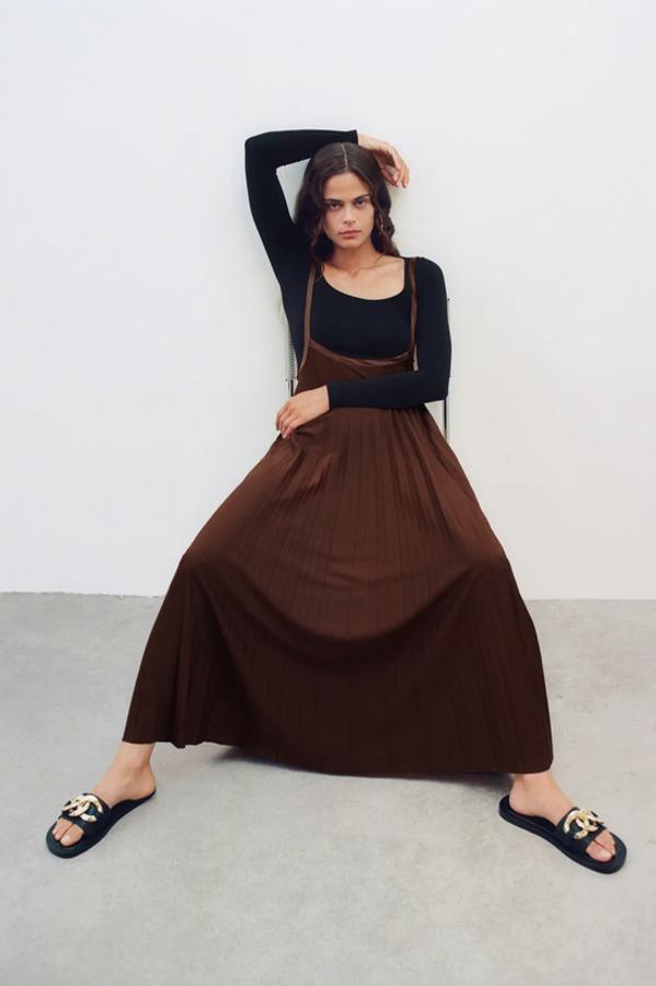Sin llegar a ser un vestido, esta falda de Zara en color teja oscuro viene con tirantes ajustables y tejido combinado a tono en la parte alta. Cuesta 22,95 euros y llegará a la web en las tallas XS-S y M-L.