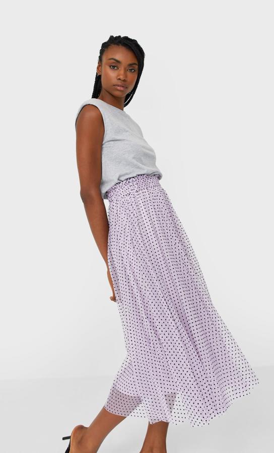 No es estrictamente plisada, pero el fruncido en la cintura elástica, y su bonito diseño, nos ha obligado a meterla en esta lista. En color lila, con estampado de lunares en color negro y forro interior, cuesta 19,99 euros y está disponible entre las tallas XS y XL.