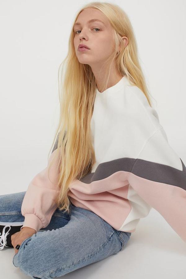 Disponible únicamente en la web de H&M, hemos encontrado esta sudadera en bloques de color rosa, gris y blanco y costuras asimétricas. Viene con cuello redondo, hombros caídos y mangas largas amplias con puños ajustados en elástico de canalé. Con un precio de 19,99 euros, está disponible entre las tallas XS y XL.