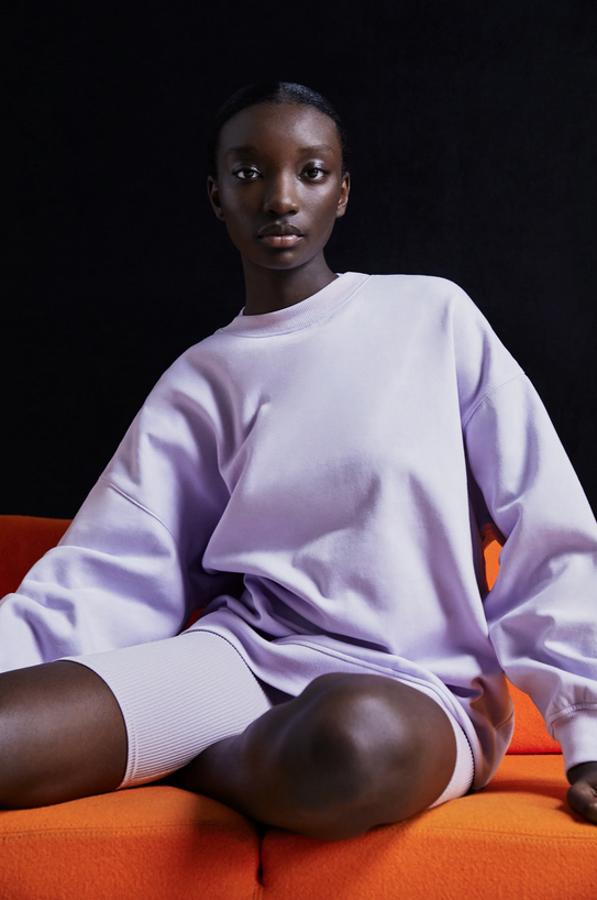 El lila no podía faltar en una de las prendas de cabecera de la temporada y llega de la mano de Zara con esta sudadera oversize de cuello redondo y manga larga con acabados en rib. Tiene un precio de 22,95 euros y está disponible en las tallas S, M y L.