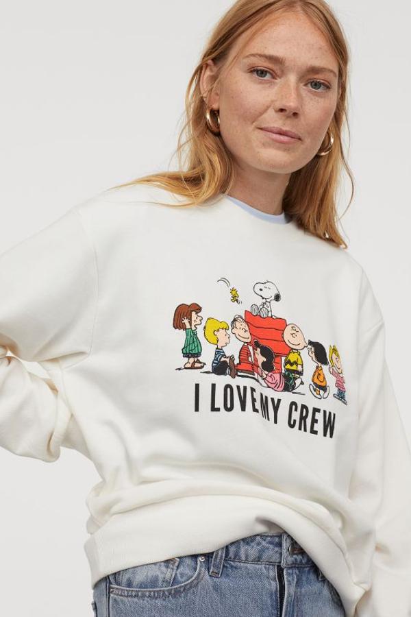 Con estampado de Snoopy y su pandilla en el frontal, esta sudadera de H&M confeccionada en tejido ligero viene con hombros ligeramente caídos y cuello, puños y bajo en punto elástico de canalé. Tiene un precio de 19,99 euros y solo podemos comprarla en la web de la firma entre las tallas XS y XXL.
