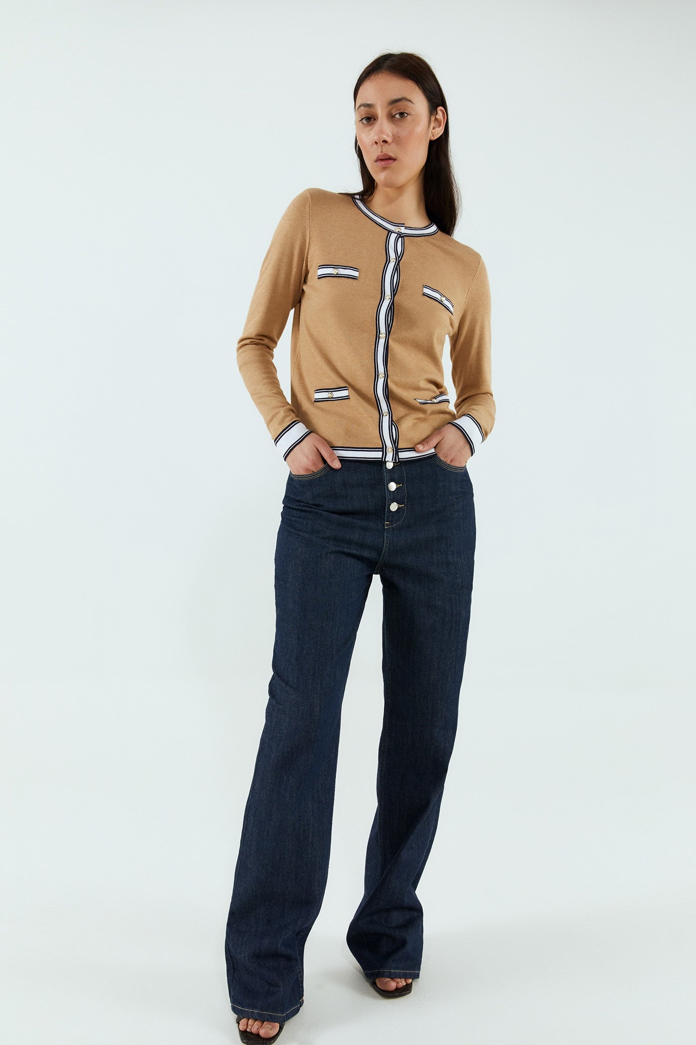 Sfera reversiona en versión 'low cst' este clásico de Chanel. En cámel y blanco, una combinación magistra, está rebajada a 7.99 euros.