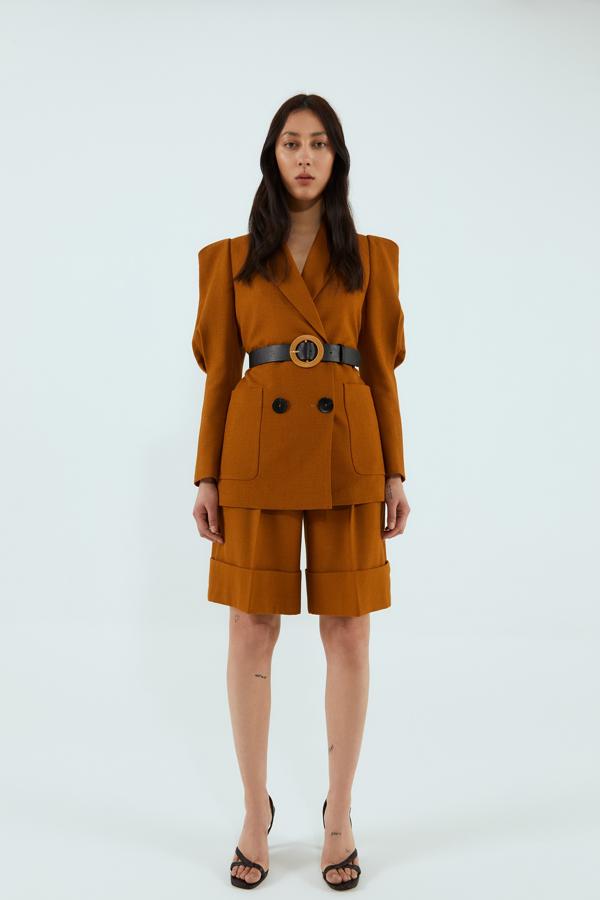 ¿Puede ser más especial esta blazer color azafrán de Sfera? Sus mangas arquitectónicas con volumen nos parecen exquisitas, y está rebajada de 69.95 a 20.95 euros. ¡Y aún está disponible en todas las tallas!