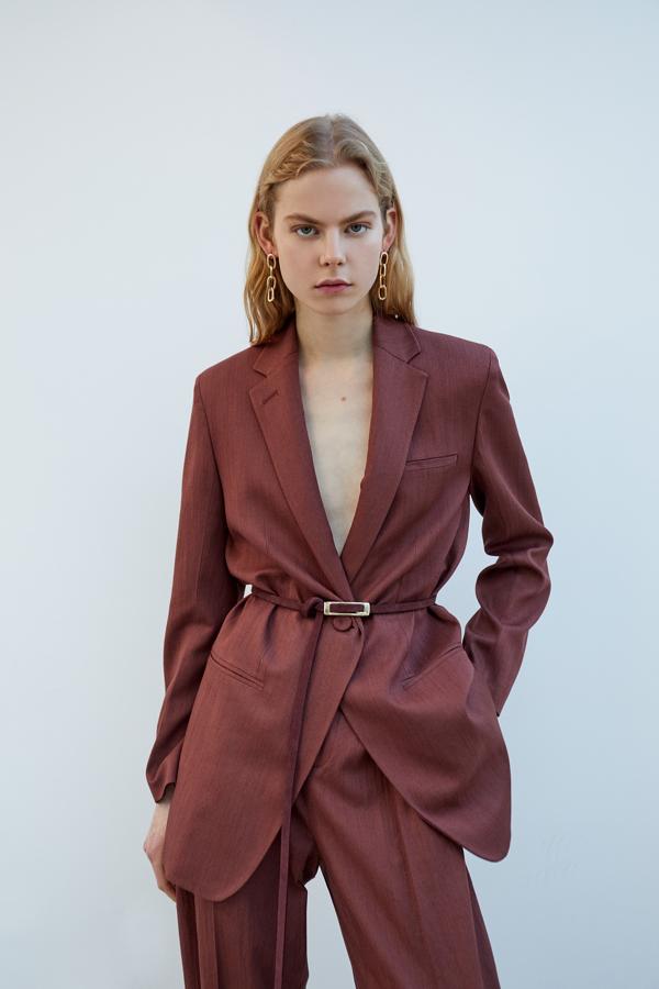 Esta blazer color vino de silueta oversize y detalle de cinturón nos parece un auténtico chollo, pues pasa de 69.95 a 20.95 euros en el remate final de las rebajas de Sfera.