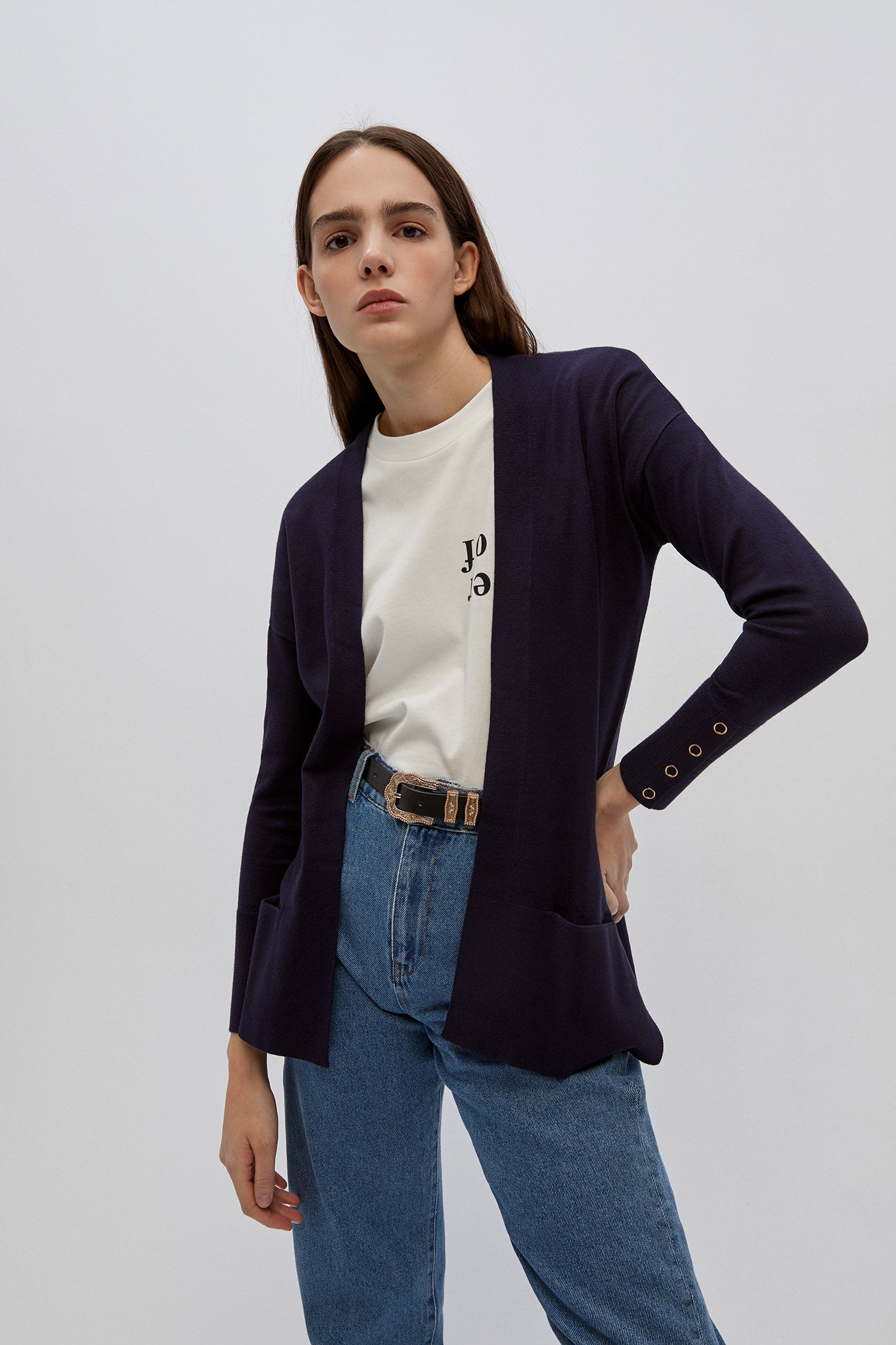 Esta chaqueta de punto azul marino es tan sencilla, que es perfecta. Un básico que no puede faltar en tu fondo de armario y que está rebajada en Sfera a 7.99 euros.