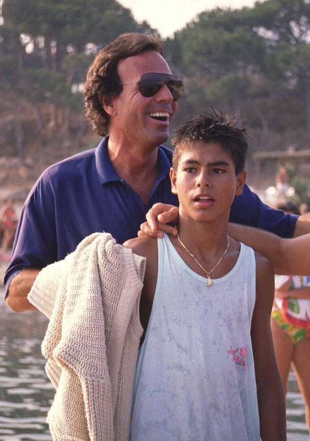 Julio Iglesias y Julio José, el segundo de sus ocho hijos reconocidos, en una imagen veraniega de cuando este último era adolescente.