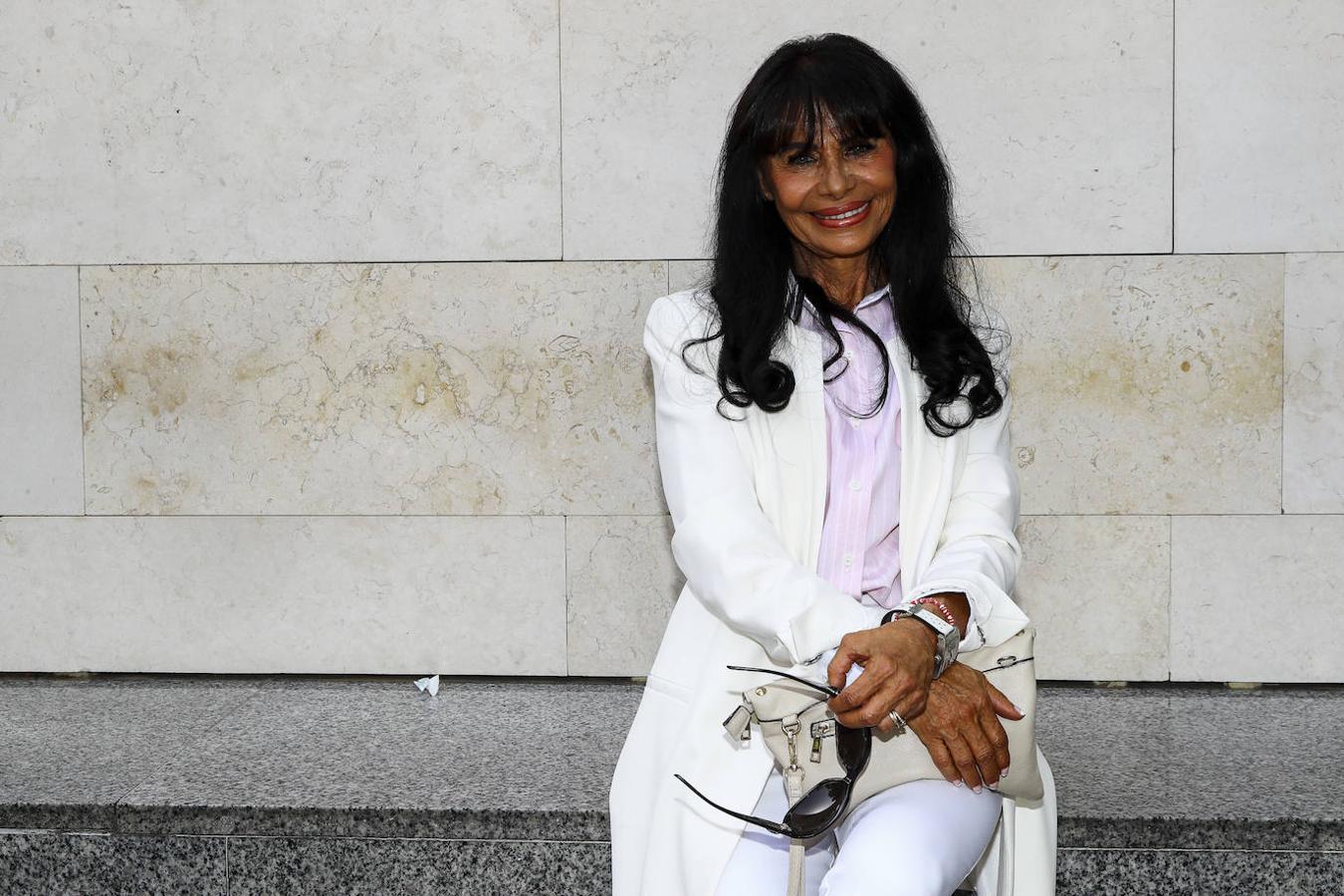 Julio Iglesias nunca lo ha reconocido, mientras que María Edite Santos, una bailarina que habría conseguido hipnotizarle con sus encantos, mantiene que no solo tuvieron un 'affaire', sino que, además, su hijo Javier es hijo del cantante.Tras muchas idas y venidas en los tribunales, el pasado 7 de mayo la Justicia decretaba que este no era hijo del artista. Ella sigue insistiendo en esa breve historia de amor con Iglesias.