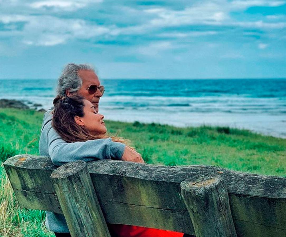 Si algo necesitaba Lara Álvarez para recargar pilas después de presentar la edición más larga de 'Supervivientes', era sentir el calor de los suyos. En la imagen. podemos verla en Asturias junto a su padre, fundamental en el equilibrio de su vida.