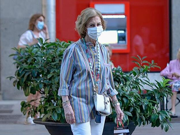 La reina Sofía durante la primera y única salida por Mallorca de estas vacaciones.