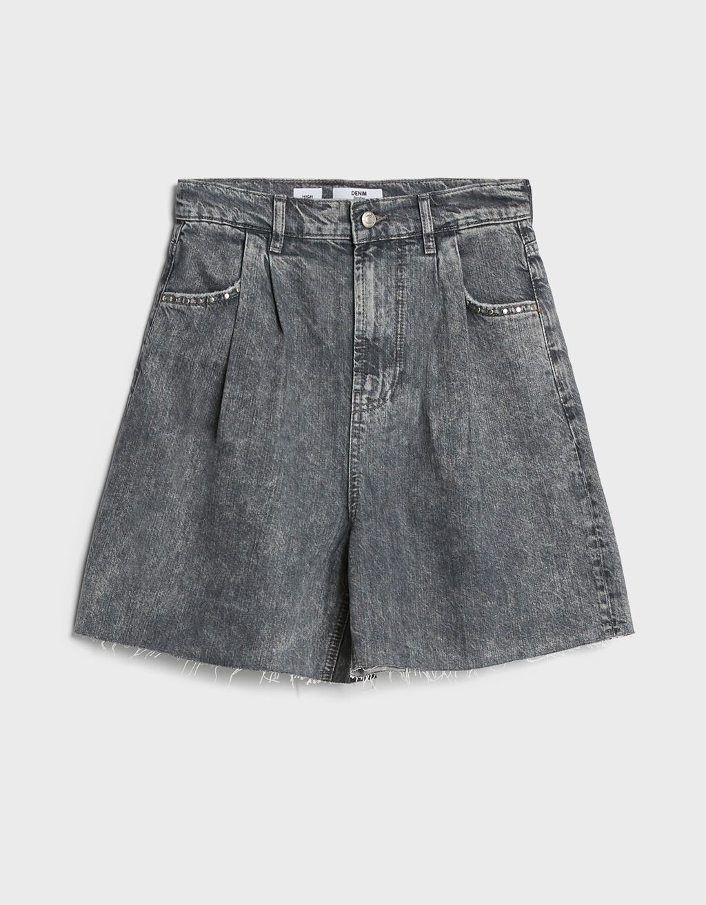 No las dejes pasar, aún estás a tiempo de hacerte con unas  bermudas denim  con pinzas para combinarlas con botas y jerséis este otoño. (29,99 euros).