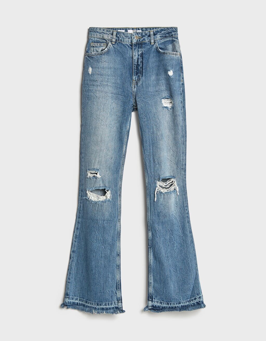 Están ante los vaqueros superventas de la nueva colección de Bershka y de todas las anteriores. Los  jeans flare fit  con rotos se agotan sin parar. (29,99 euros).