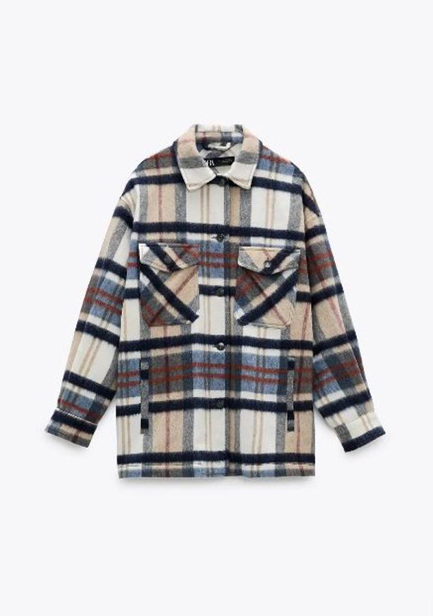 Sobrecamisa de cuadros en diferentes colores, de Zara (39,95 euros),