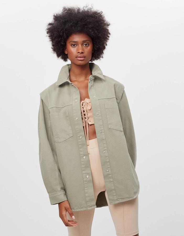 Sobrecamisa en color caqui, de Bershka (29,99 euros).