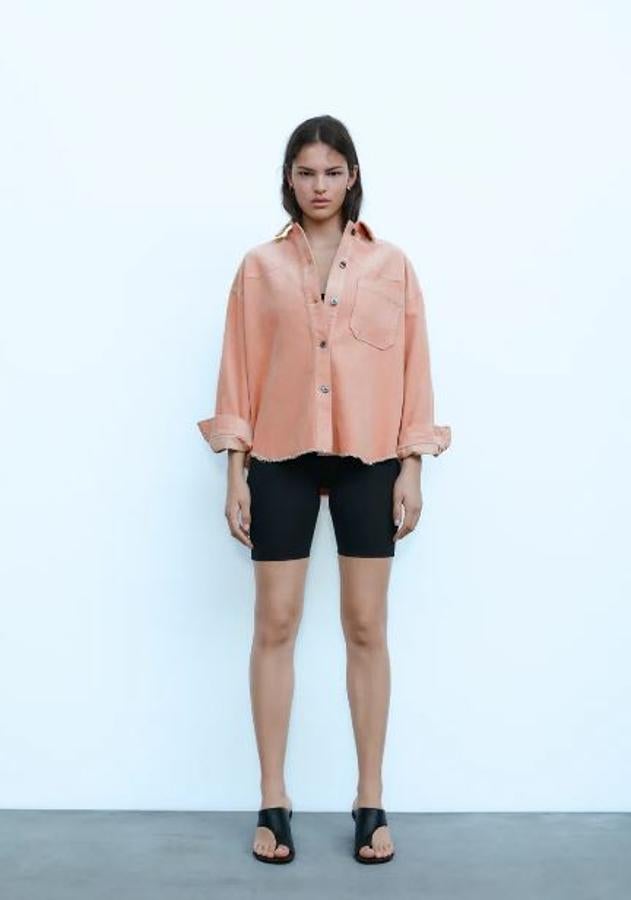 Sobrecamisa corta de pana en color salmón, de Zara (25,99 euros).