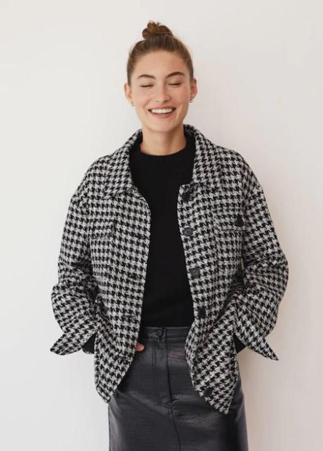 Sobrecamisa de estampado de pata de gallo, de Mango (49,99 euros).