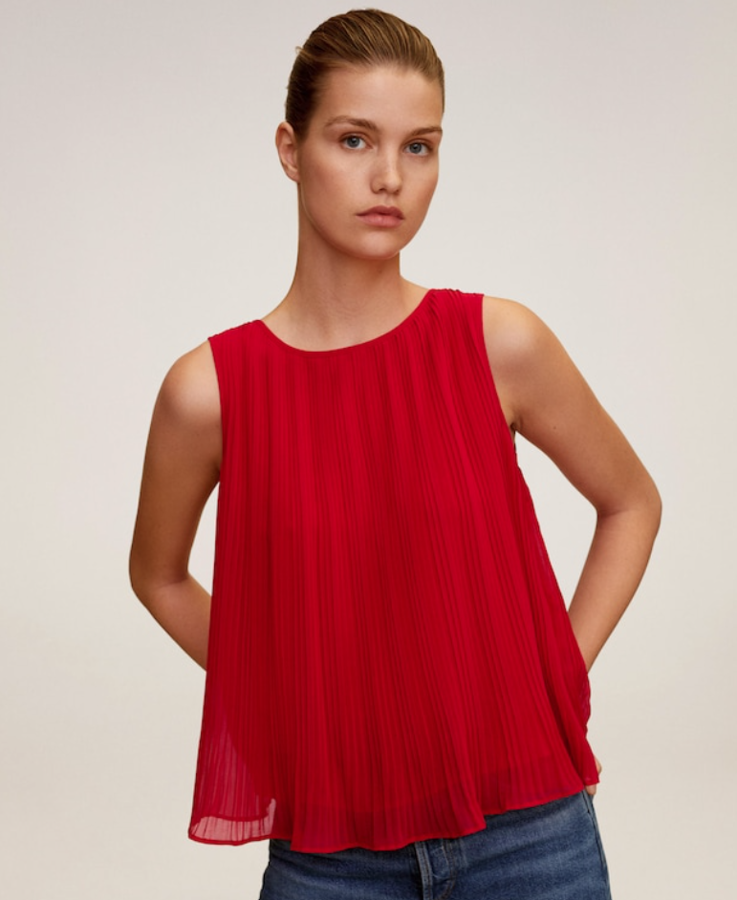 Top corto, sin mangas, con forro y con cuello redondo en un tejido fluido y plisado en el color de la tendencia de otoño: el rojo. Está rebajado de 25,99 euros a 9,99 euros.