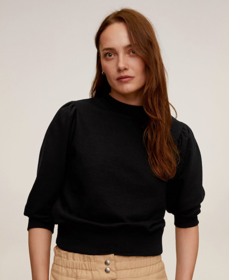 Confeccionada en algodón y con el cuello redondo, lleva las mangas abullonadas y terminaciones en canalé. Costaba 19,99 euros pero las rebajas la ponen en 3,99 euros.