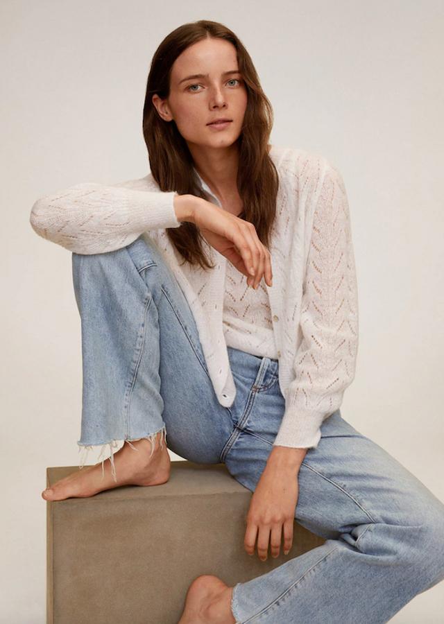 Si tienes que coger una chaqueta, “por si refresca” es poco probable que encuentres diseños más bonitos que este cárdigan de punto calado de Mango. De diseño recto, con mangas largas, cierre de botones frontal y terminaciones en canalé, tiene un precio de 29,99 euros y está disponible entre las tallas XS y L.