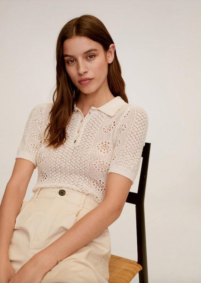 Este bonito polo en color crudo es de Mango y viene con cuello camisero, manga corta y cierre de botones en el escote. Tiene un precio de 25,99 euros y está disponible en las tallas S y L.