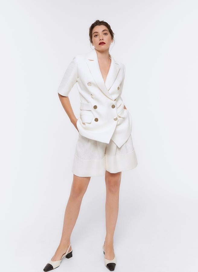 Nuestra favorita en esta selección es esta blazer cruzada con botones dorados y manga corta de la nueva colección de Uterqüe. Precio: 159 euros.