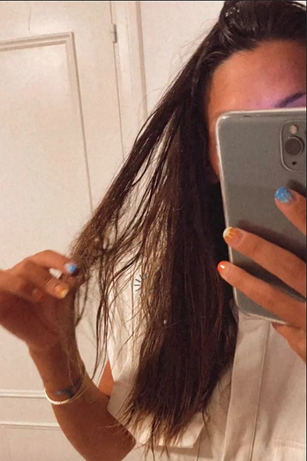 Después de la ducha, Laura Matamoros se las tuvo que ver con estos nudos.