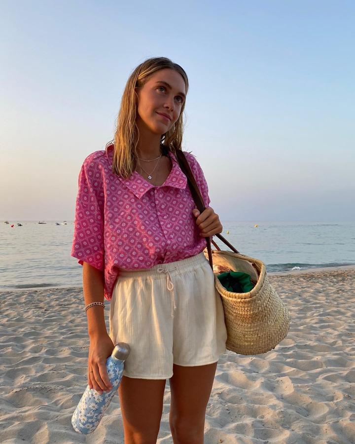 Si lo que buscas es un look cómodo el de Carlota Weber va a ser tu opción favorita. La infleuncer ha escogido unos shorts de corte fluido con goma en la cintura que combinó con una camisa de manga corta de corte ancho. Tú puedes hacerlo, si lo prefieres, con una camiseta de manga corta para que se aún más cómodo y fácil de copiar.